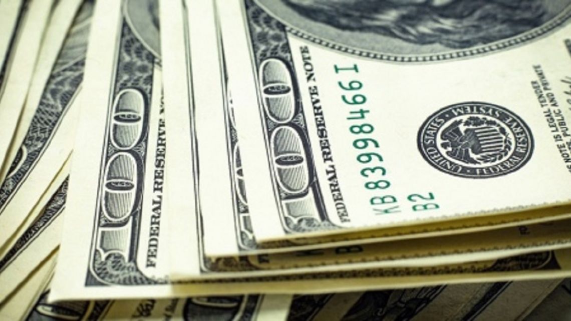 Imagen destacada del artículo El valor del dólar blue en el mercado informal alcanzó un nuevo máximo de $553