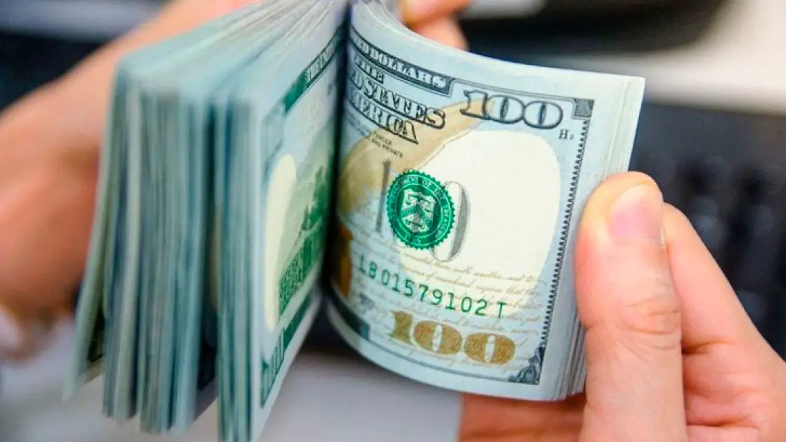 Imagen destacada del artículo Dólar en la jornada: el tipo de cambio en alza alcanza su nivel máximo y luego se repliega a $525