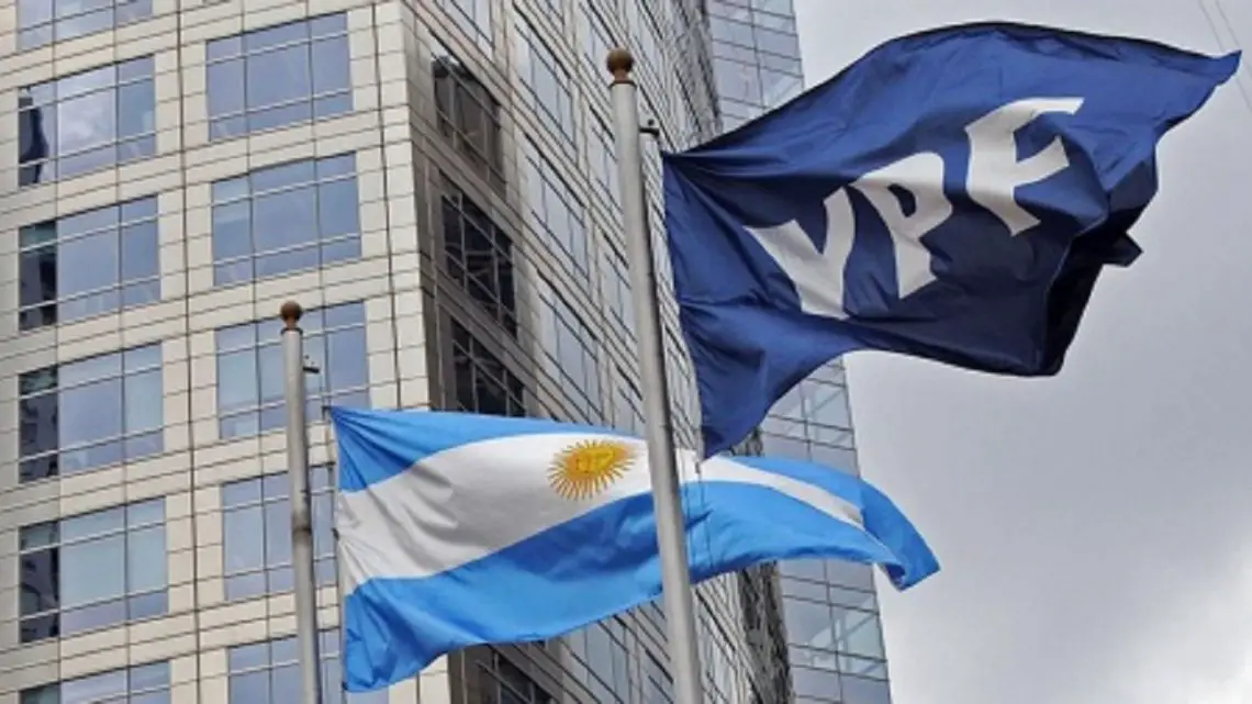 Imagen destacada del artículo El juicio por expropiación de YPF se inició: el Estado argentino enfrenta la posibilidad de desembolsar hasta US$ 16.000 millones