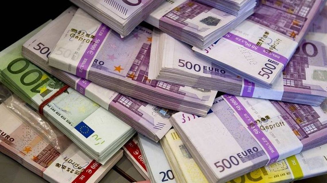 Imagen destacada del artículo Cotización actualizada del Euro blue: seguimiento en tiempo real este lunes 24 de julio de 2023