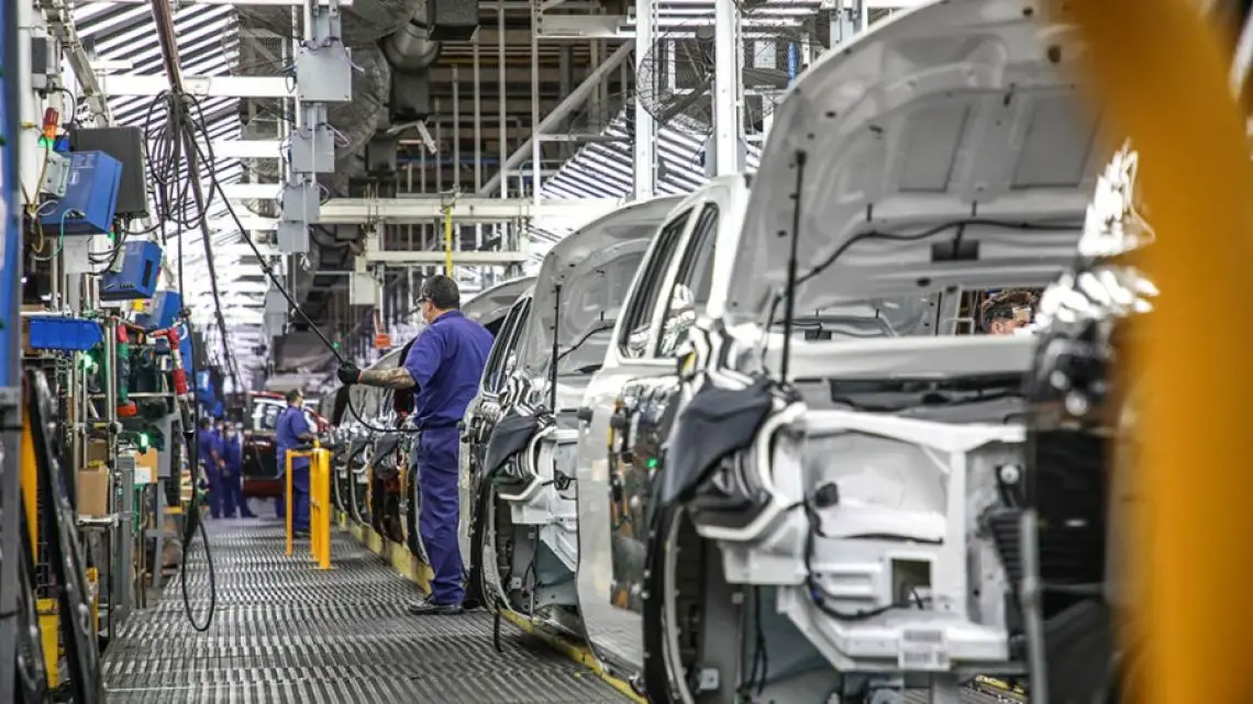 Imagen destacada del artículo Según un reporte privado, la producción industrial en junio registró una disminución del 2,5% respecto al año anterior
