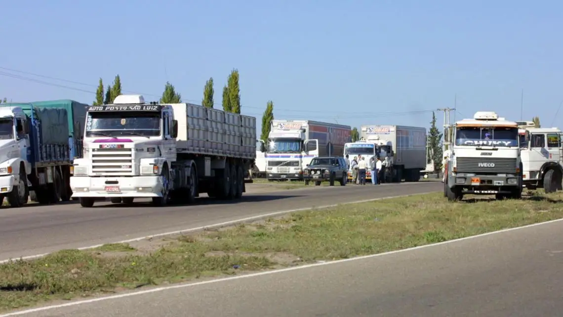 Imagen destacada del artículo El paro de transportistas de cargas podría ocasionar desabastecimiento en el mercado