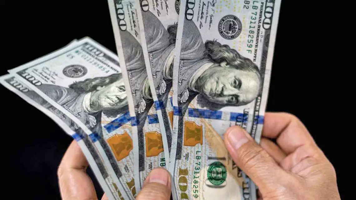 Imagen destacada del artículo Dólar en el día de hoy: el paralelo subió $7 y se sitúa en $745