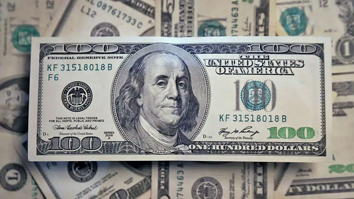 Imagen destacada del artículo El dólar no oficial experimentó un incremento de $22 durante la semana, alcanzando un nuevo récord y generando un alza en los mercados financieros