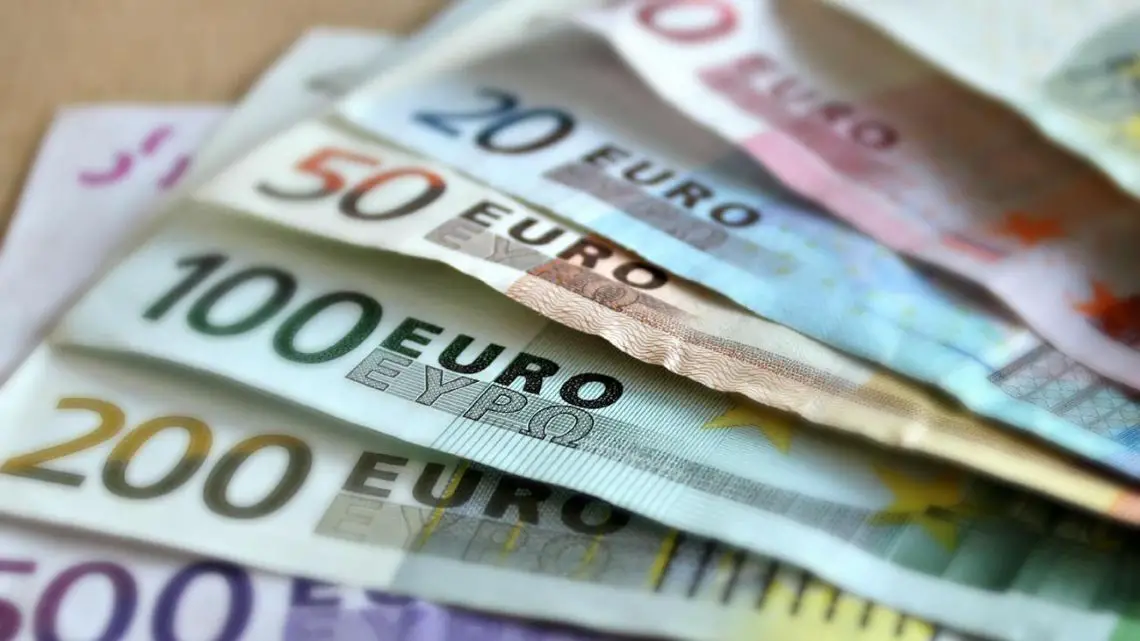 Imagen destacada del artículo Cotización del euro blue: seguimiento minuto a minuto este martes 29 de agosto del año 2023