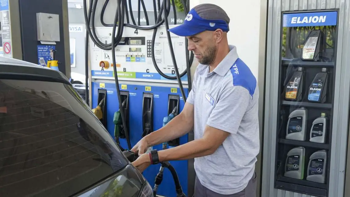 Imagen destacada del artículo El mes de agosto inició con incrementos en los precios de los combustibles en Argentina: revisemos los aumentos de YPF y otras compañías privadas