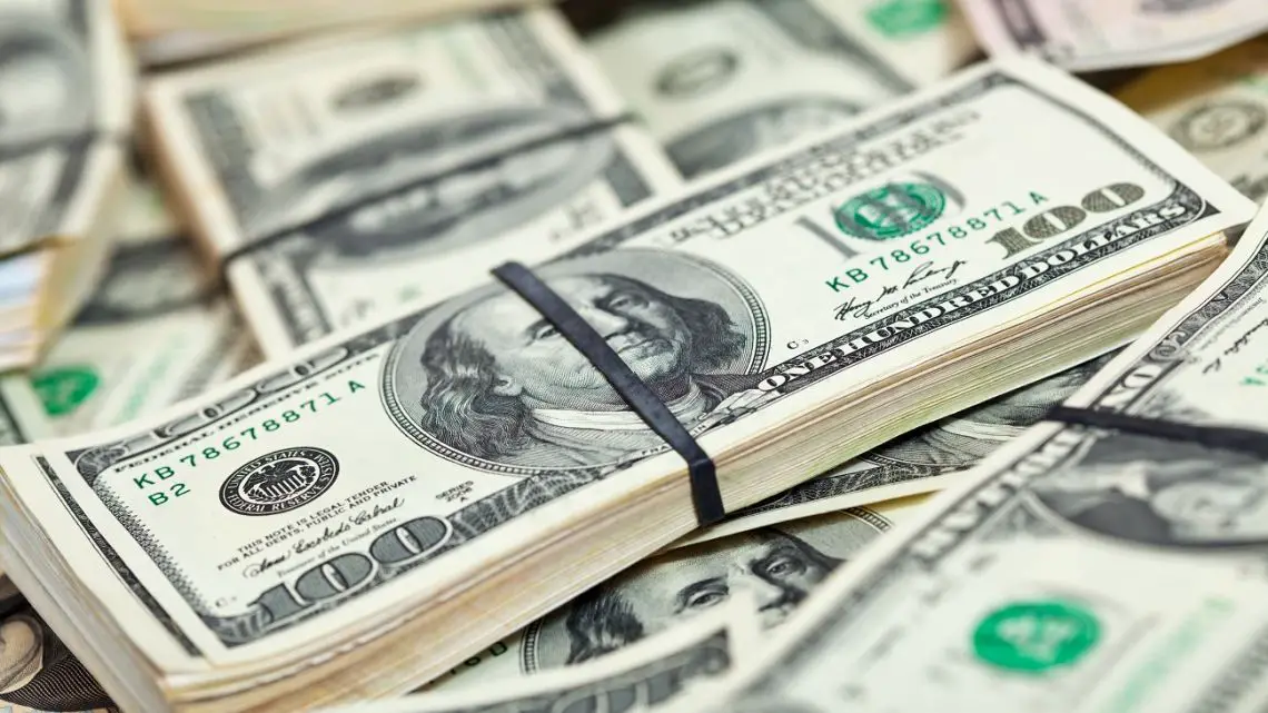 Imagen destacada del artículo El valor del dólar en el mercado informal del día de hoy: el dólar blue comenzó la jornada con un aumento significativo y alcanzó un nuevo máximo histórico de $558