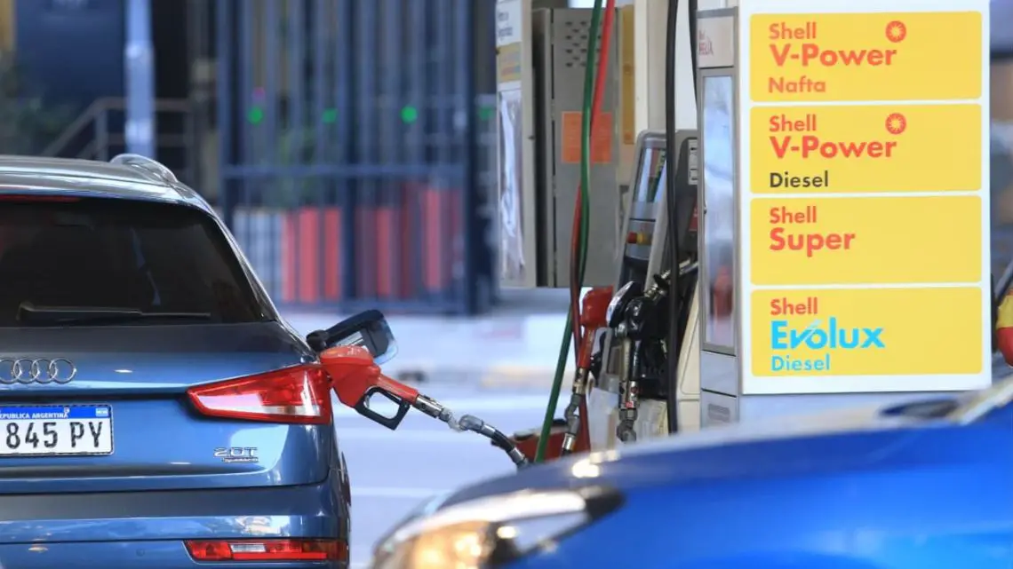 Imagen destacada del artículo Tras la devaluación, las empresas petroleras incrementaron los precios de los combustibles: ¿Cuál es el valor actual de la nafta?