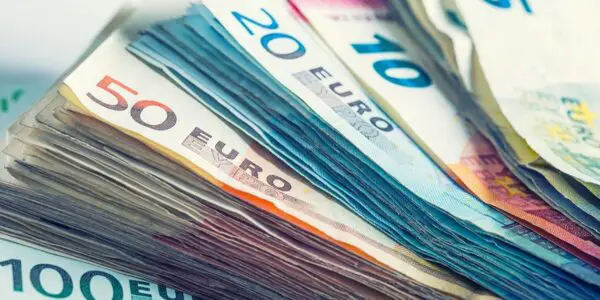 El euro en el mercado paralelo del español rioplatense registró un cierre de $783,00 para la adquisición y $793,00 para la transacción este viernes 15 de septiembre de 2023