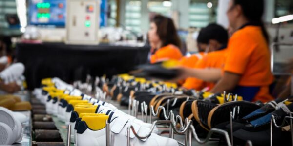 La compañía productora de calzado Nike despide trabajadores debido a la escasez de suministros y divisas en Argentina
